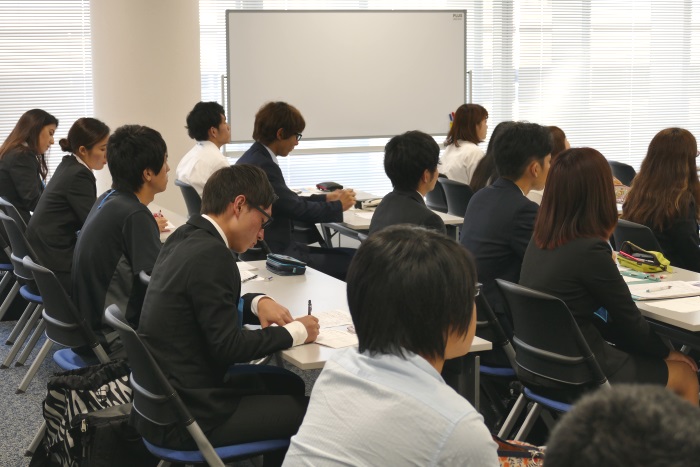 熱心に講義を受ける日本福祉大学の学生たち