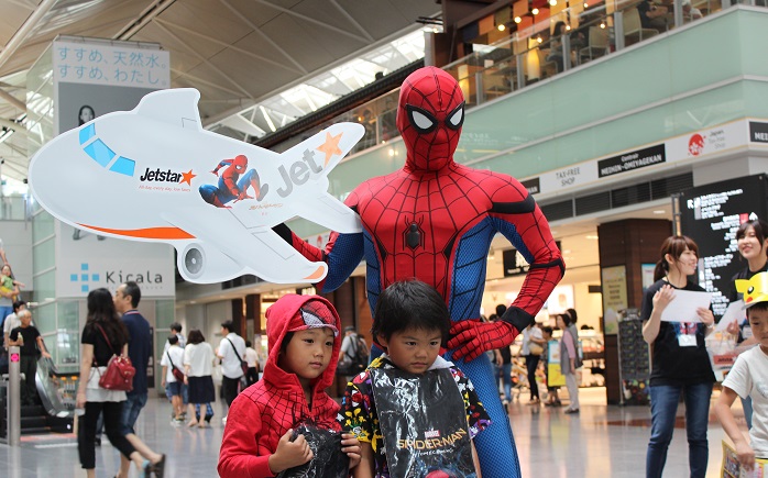 スパイダーマンのコスプレをした人には先着でコラボTシャツをプレゼントした