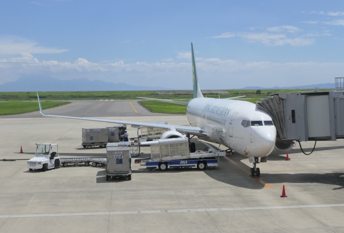 九州佐賀国際空港に到着したLCC春秋航空日本(Spring Japan)の飛行機