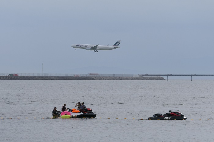 中部国際空港に着陸する飛行機とジェットスキー