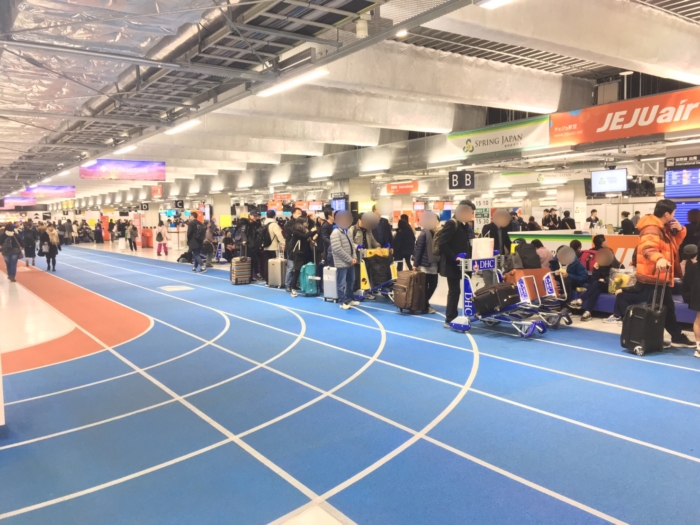 旅客で混み合う成田空港第三ターミナル内