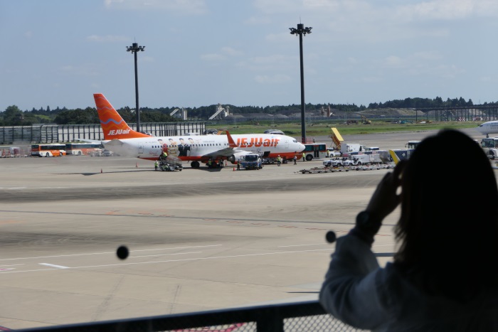 チェジュ航空の“ユノ機”を撮影する東方神起ファン