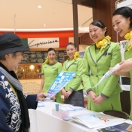 春秋航空日本(Spring Japan)のブースでは現役の客室乗務員がPR