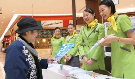 春秋航空日本(Spring Japan)のブースでは現役の客室乗務員がPR