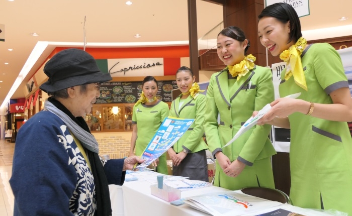 春秋航空日本(Spring Japan)のブースでは現役の客室乗務員がPR