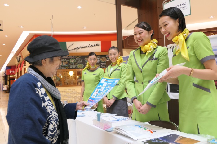 春秋航空日本(Spring Japan)のブースでは現役の客室乗務員がPR