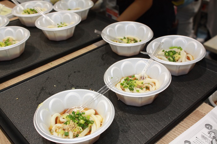 香川県名物「讃岐うどん」の試食