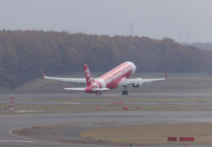 新千歳空港を飛び立つエアアジア・ジャパンの飛行機