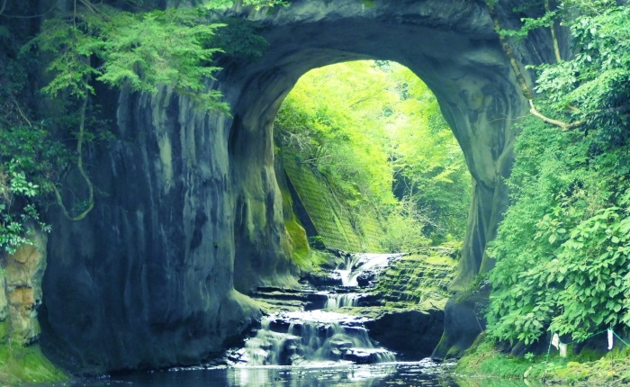 SNSで話題の千葉県君津市にある亀岩の洞窟(濃溝の滝)