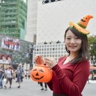 ハロウィーンの名所・東京渋谷の交差点にて