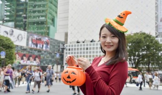 ハロウィーンの名所・東京渋谷の交差点にて