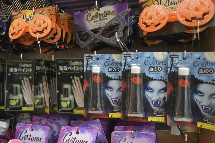 「血のり」などハロウィンメイクに欠かせない商品も100円～で購入できる