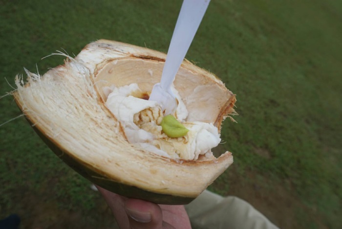 ココナッツジュースを飲み終わった後は中身を身をわさび醤油で