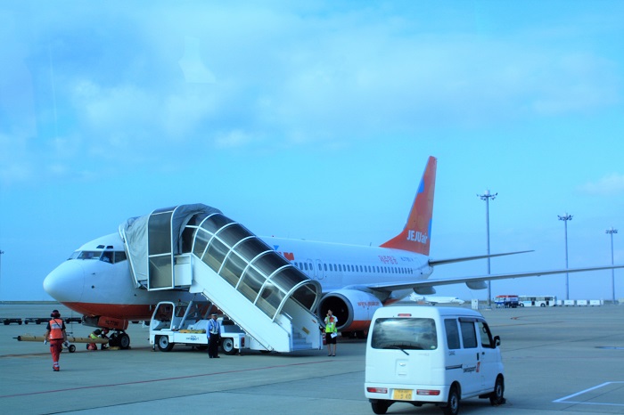 バスに乗って5分ほどで飛行機に到着しました