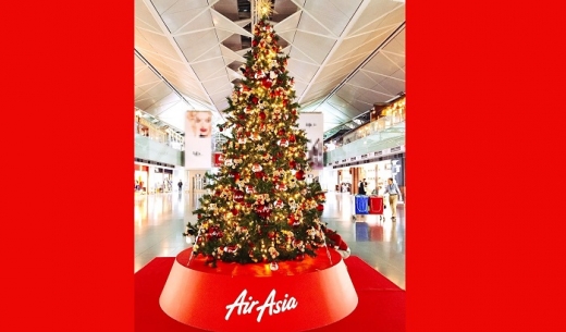 中部国際空港セントレアの3階出発ロビーに展示されたエアアジア・ジャパンのクリスマスツリー