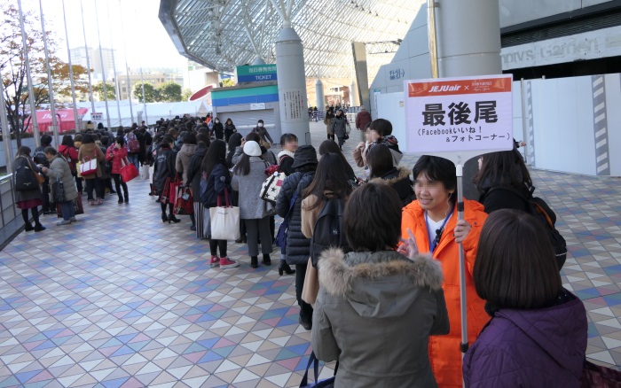 大行列 チェジュ航空 東方神起5大ドームツアーで特設ブース 大行列 チェジュ航空 東方神起5大ドームツアーで特設ブース
