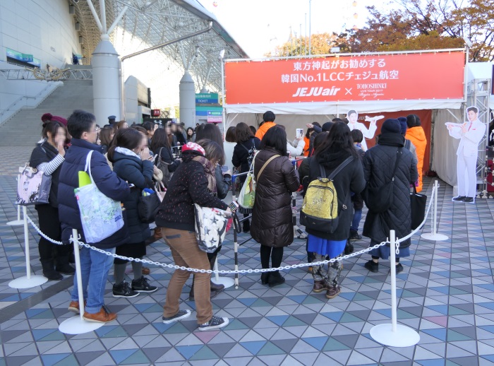 東方神起ファンでにぎわうチェジュ航空の特設ブース