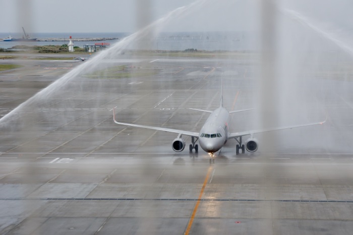 那覇空港に到着し、ウォーターキャノンで祝福されるジェットスター・アジア航空のシンガポール発3K791便