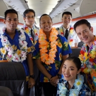 ジェットスター・アジア航空の那覇発シンガポール行き3K792便の初便の客室乗務員とコックピットクルー