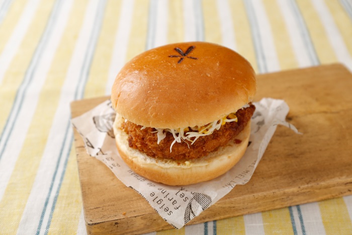 バニラエア特製 旨味たっぷりメンチカツバーガー(650円)