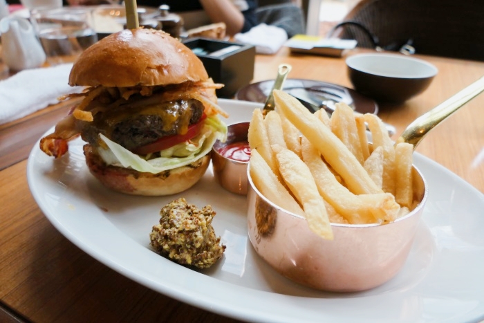 特製のハンバーガーなどを食べながらトーク